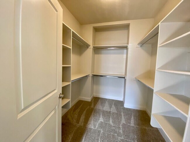 Building Photo - SPACIOUS HOME FOR RENT!