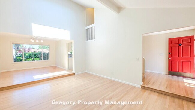 Building Photo - 11204 NE 58th Pl