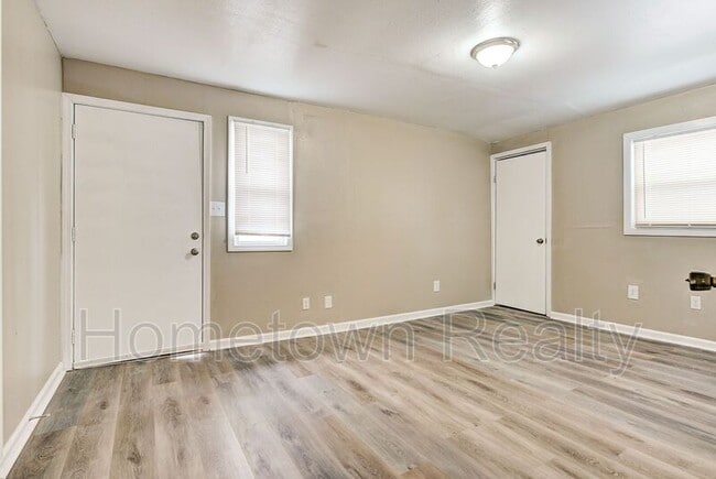 Building Photo - 2105 N Lottie Ave
