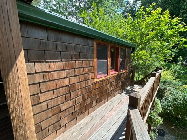 Building Photo - East AVL - Beautiful Zen Garden Apt with Sauna!
