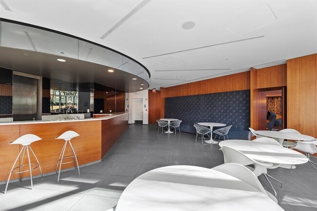 Building Photo - 77 Hudson St