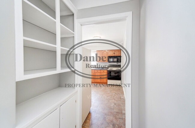 Building Photo - 1133 N Byrne Rd