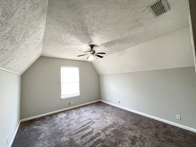 Building Photo - Flexible 4-Bed Home on Corner Lot in Evergreen Farms