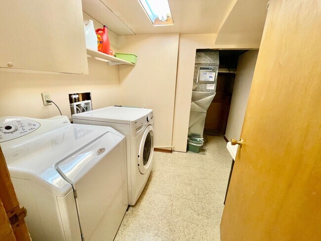 Building Photo - Charming lower level of home