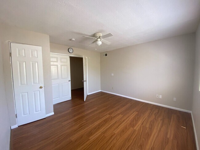 Building Photo - Large House, Close to Campus!!