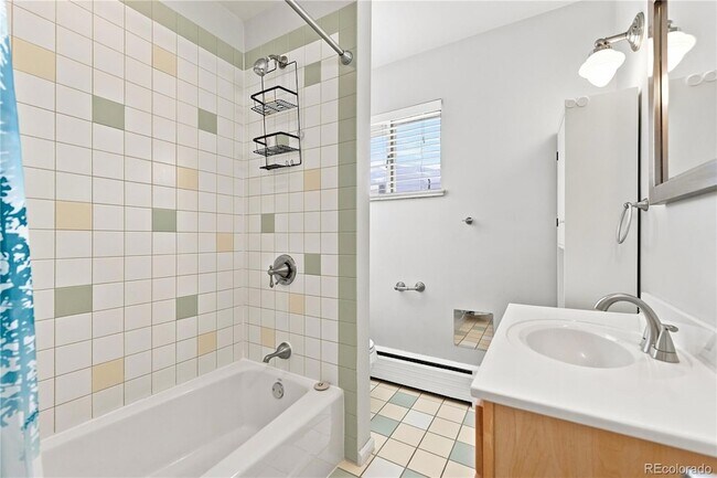 Building Photo - 1631 Xanthia St