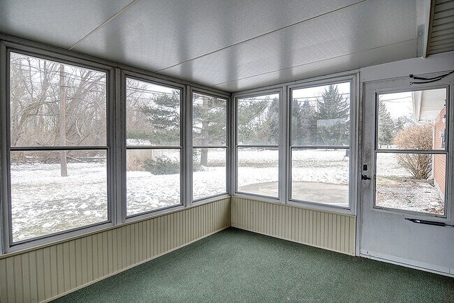 Building Photo - Newly Renovated