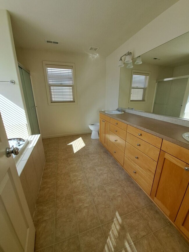 Building Photo - Great 3 bedroom - King City Pet friendly h...