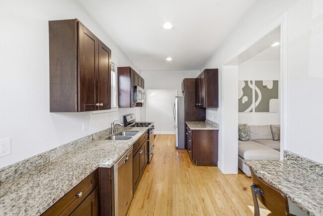 Building Photo - 659 Moody St