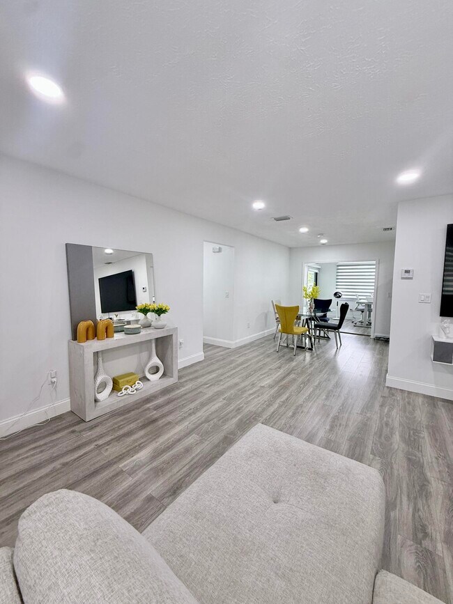 Building Photo - 302 SW Whitmore Dr