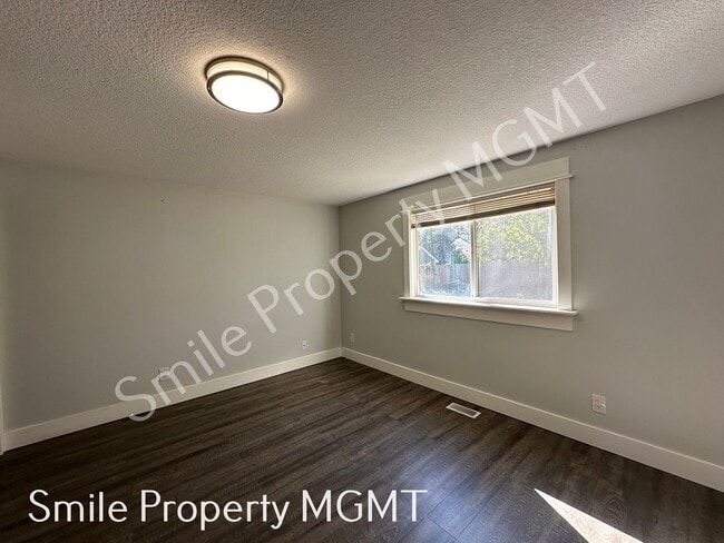 Building Photo - A charming three-bedroom & two-bathroom house.