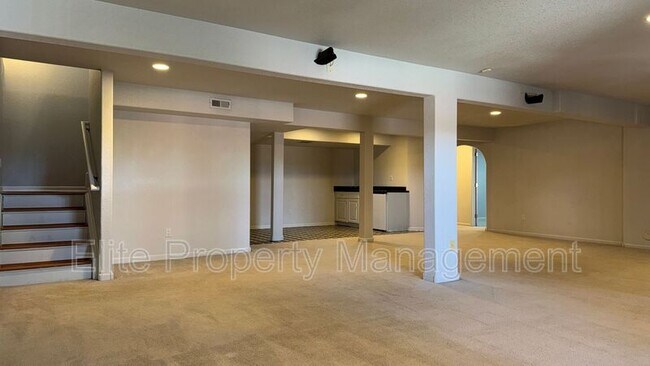 Building Photo - 629 W Kenosha Dr