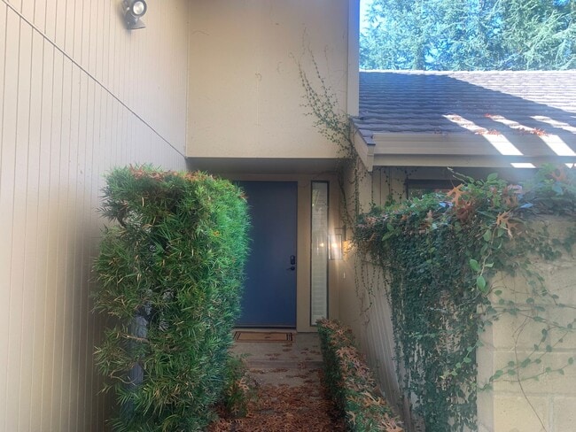 Building Photo - Gorgeous 3-Bedroom House in Gold River with pool