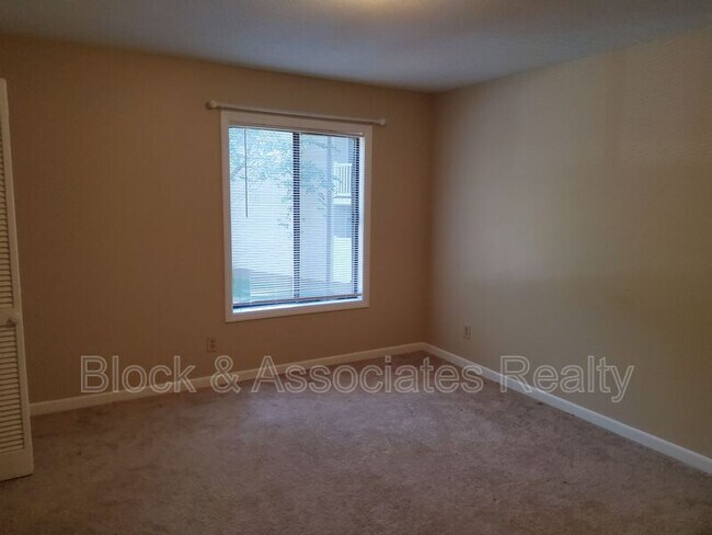 Building Photo - 185 Forest View Dr