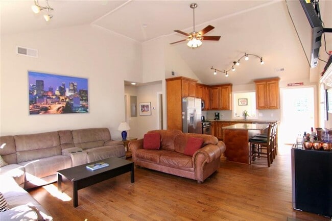 Building Photo - 2565 Camille Dr NE