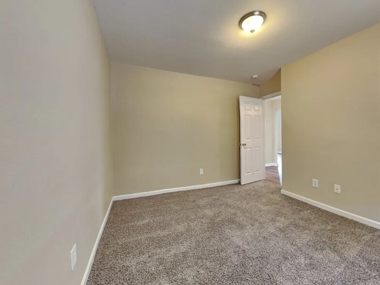 Building Photo - 1741 Beachwood Rd