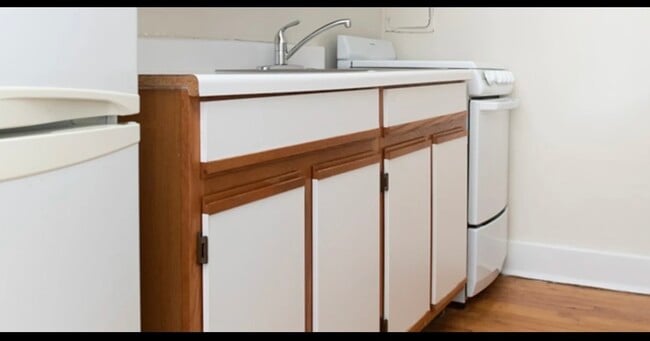 Building Photo - 3345 N Marshfield Ave