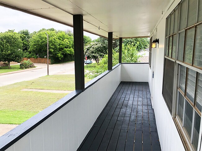Building Photo - 607 N Elm St