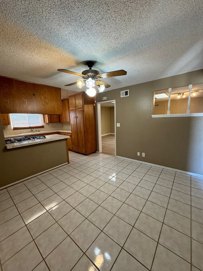 Building Photo - Garden Grove 3 bed 2 bath ready for you