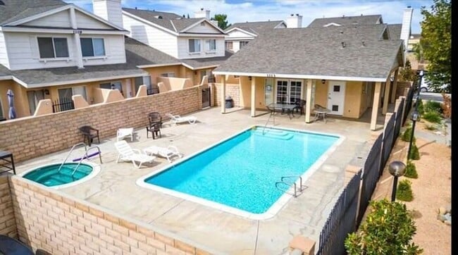 Building Photo - Beautiful Dual Master Townhome Palmdale