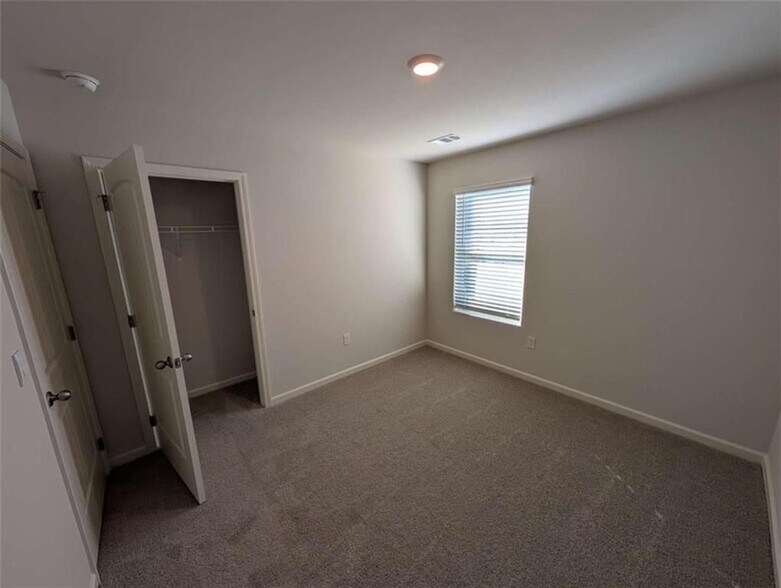 Building Photo - 2465 Poppy Ct