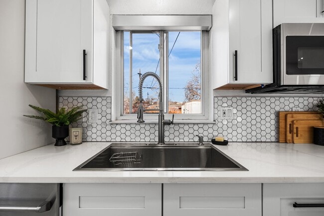 Building Photo - Available NOW! 3 Bedroom 2 Bath Beautiful Home in Sunny Side!