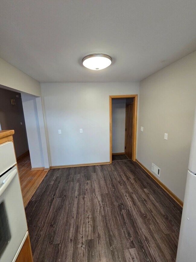 Building Photo - 3 bed 1.5 bath, 1 car garage, with fenced in backyard, newly remodeled!