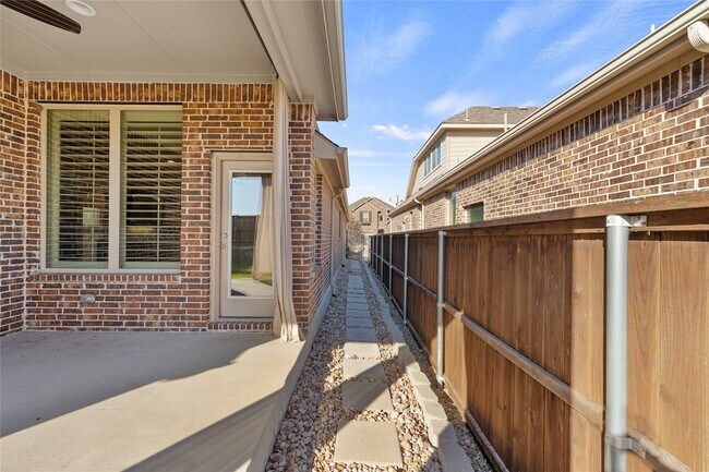 Building Photo - 1734 Morning Mist Way