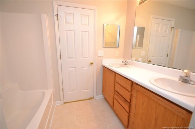 Building Photo - 1914 Sterling Hill Dr