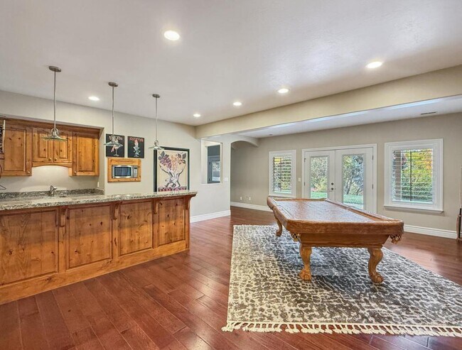 Building Photo - 1615 E Lakeview Way