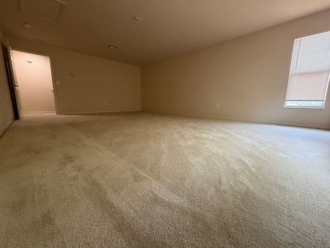Building Photo - Beautiful 3 room /2.5 bath Gated Community W/ Pool Close to the Skyway