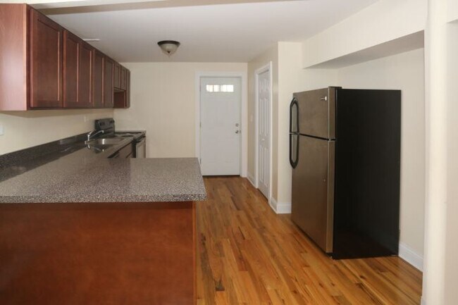 Building Photo - 1133 W Oakdale Ave