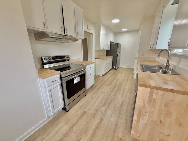 Building Photo - Updated El Cerrito Home with New Kitchen Appliances, Private Deck & Great Walkability