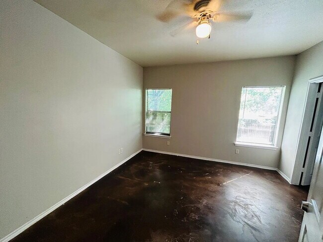 Building Photo - Application Special - 3/2 Home with a Yard and Central AC