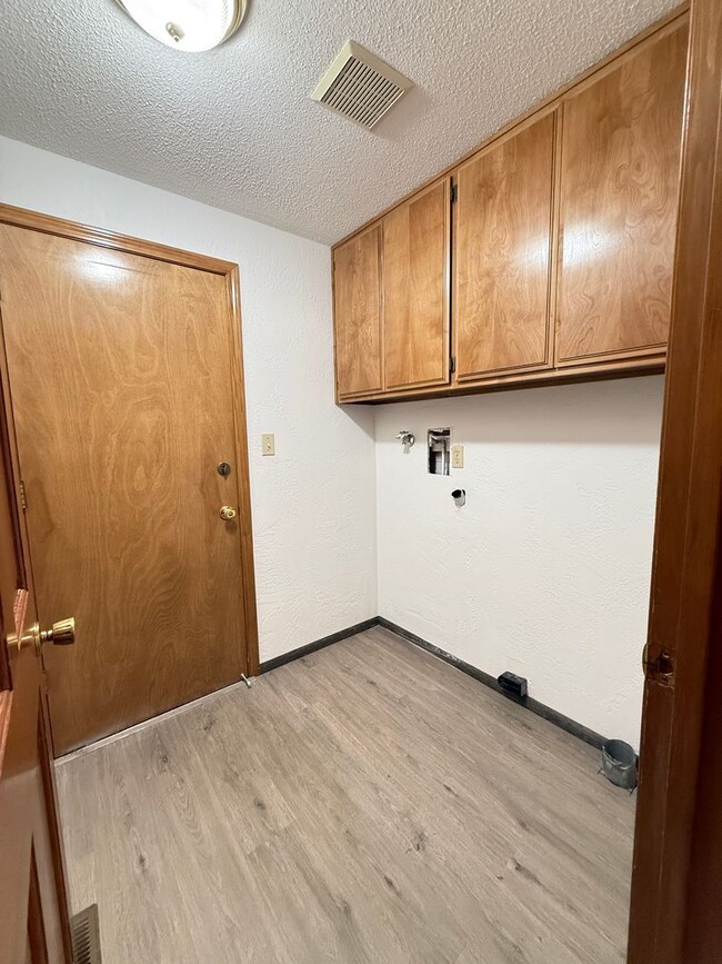 Building Photo - Charming 3 bed 2 bath home in SE Medford!