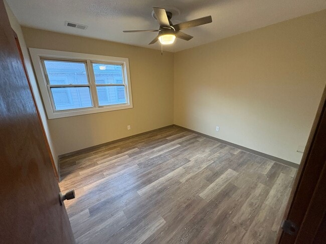Building Photo - 1 Bed 1 Bath Remodeled! Near K-State! Available May 1!