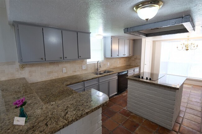 Building Photo - 15654 Boulder Oaks Dr