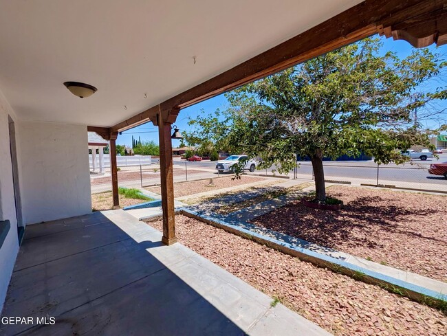 Building Photo - 1505 Howze St