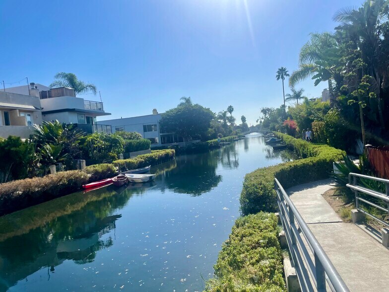 1 minute from the Venice Canals - 2918 Pacific Ave