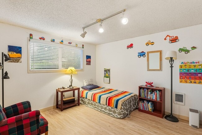 Building Photo - 3 Bedroom, 2 Bath House Near Portland Community College on Quiet Dead-end Street