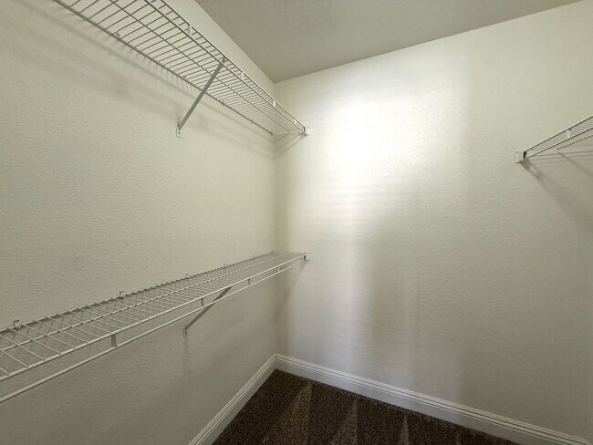 Building Photo - 2bedroom Townhouse near Wigwam Pkwy and Eastern ready for immediate move in!