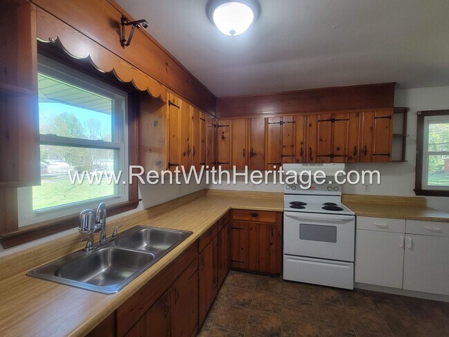 Building Photo - GRAMPA'S BUNGELOW - AWESOME BRICK RANCH WITH FULL UNFINISHED BASEMENT / GREAT LOCATION