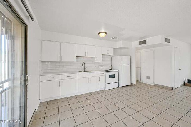 Building Photo - 3 bedroom