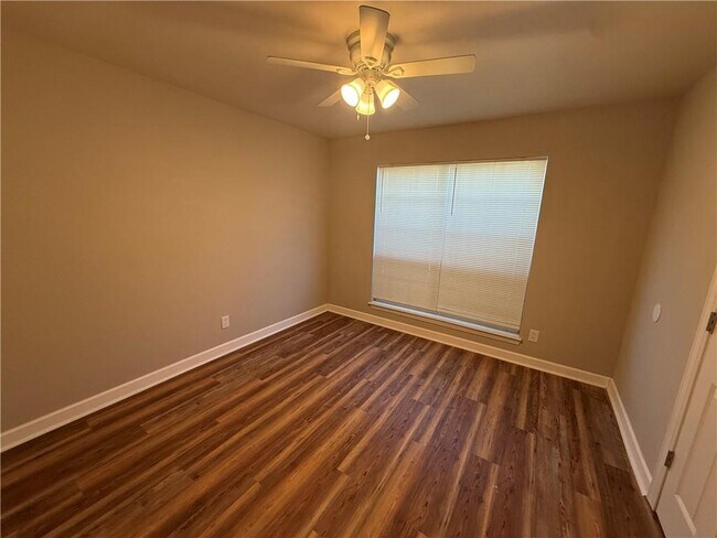 Building Photo - 505 Newport Dr W