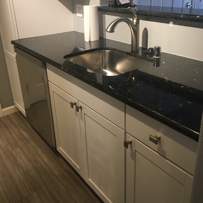 Building Photo - Stylish Upgraded One-Bedroom Condo in a Ga...