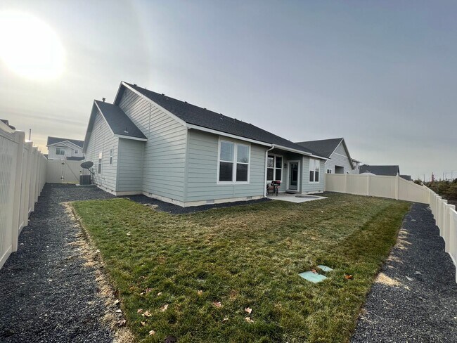 Building Photo - 4 Bed 2 Bath in Meridian with 3 Car Garage