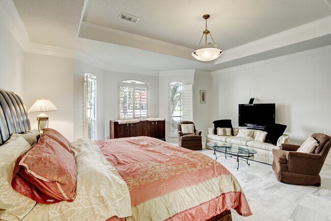 Building Photo - 13703 Lakeshore Way Cove