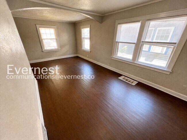 Building Photo - 3 Bed/1 Bath Home with Fenced Yard / Pet-Friendly / Vouchers Accepted / Coming Soon!
