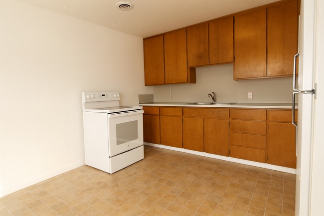 Building Photo - Comfort and Convenience in NE Bend. Pet-Friendly, 2-Bedroom Gem!