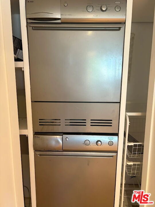 Building Photo - 525 N Sycamore Ave